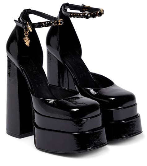 hohe schuhe damen versace black medus|Versace Medusa platform pumps.